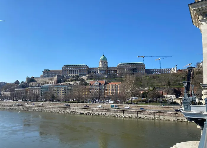 Chain Bridge Apartman