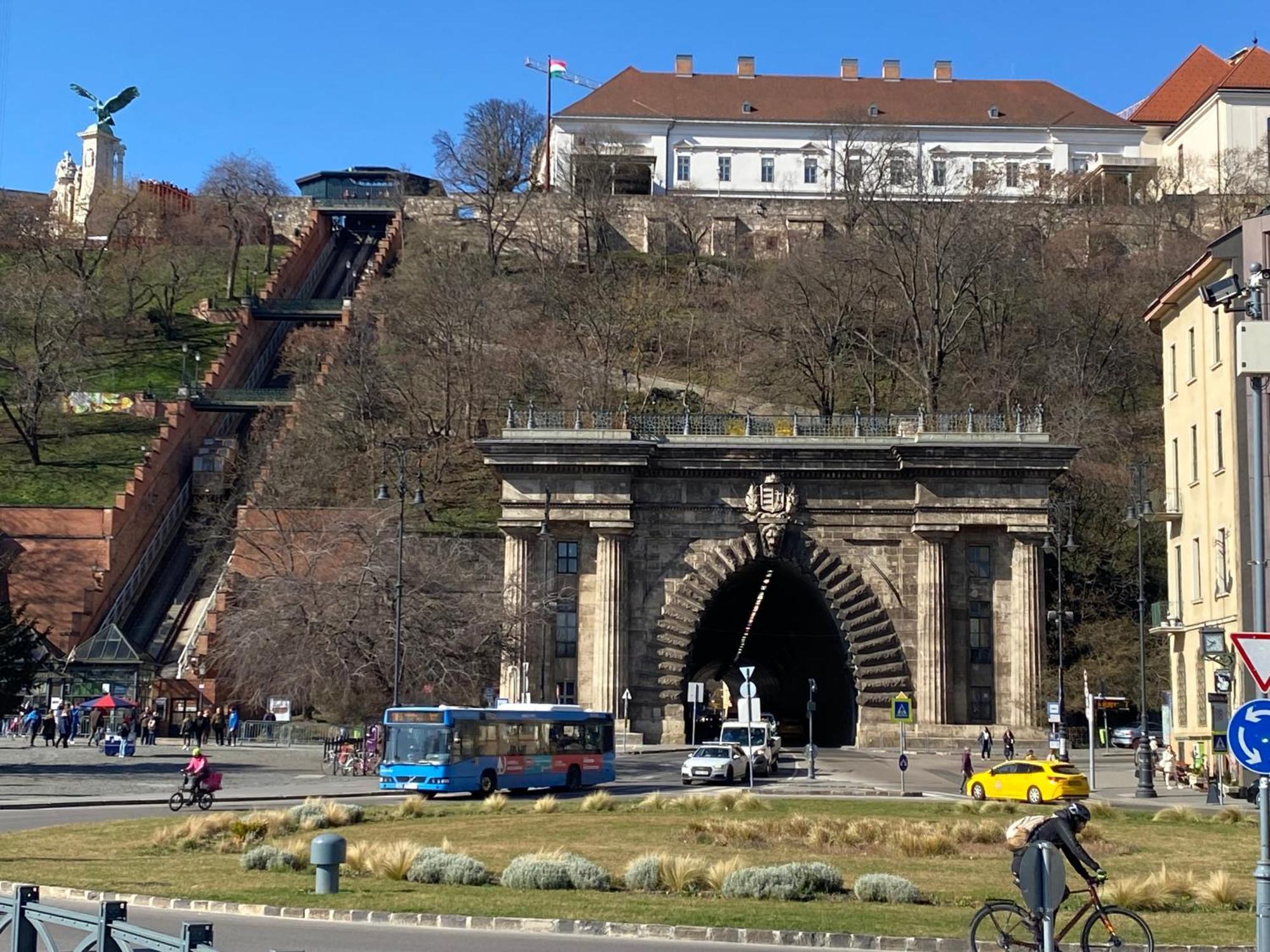 Chain Bridge Apartman