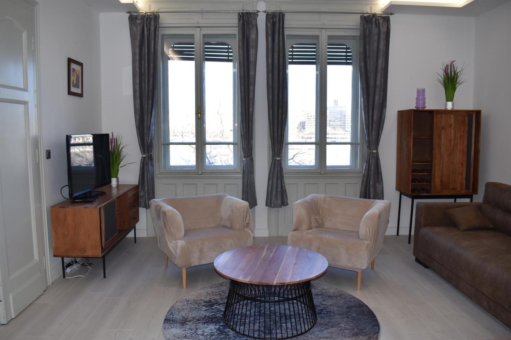 Chain Bridge Apartman *