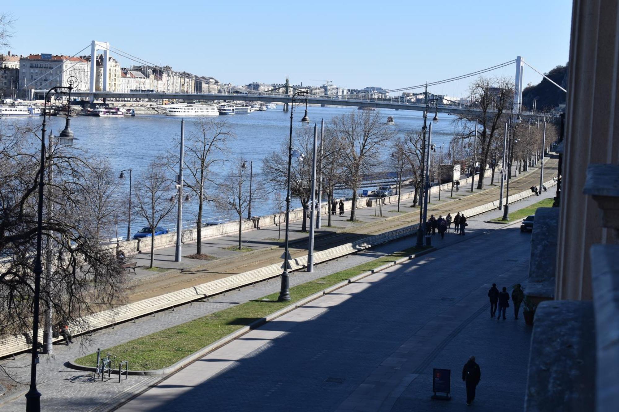Chain Bridge Apartman